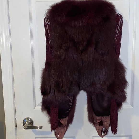 Maroon fox fur vest. Fits sizes small-medium. Great for fall winter. Worn twice. - Picture 4 of 4